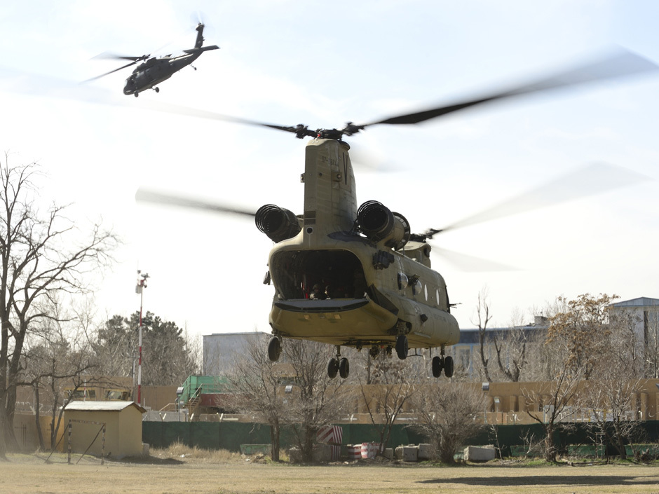 Chinook lifts Canadian troops our of Afghanistan